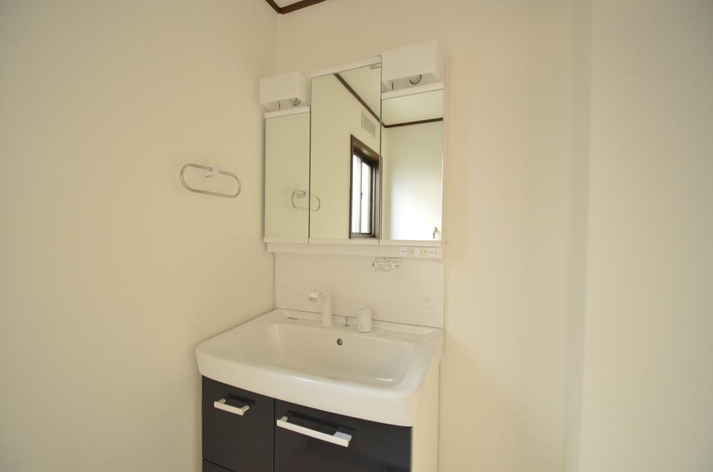 Wash basin, toilet. Wash basin of three-sided mirror is a lot of storage convenient ☆