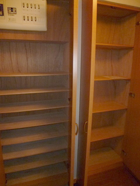 Entrance. ☆ There cupboard ☆