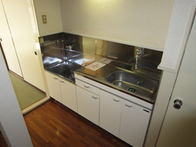Kitchen. Two-burner stove can be installed
