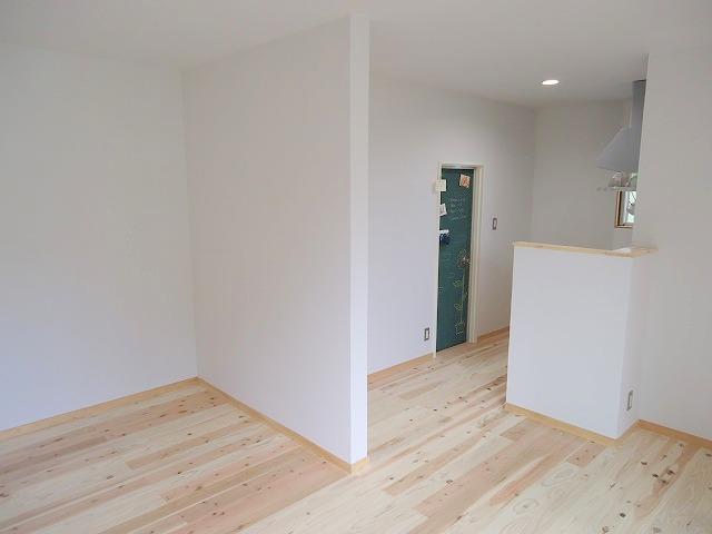 Living. Please refer to the bright living room.