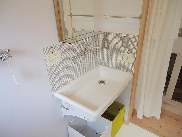Wash basin, toilet. It is fashionable washstand.