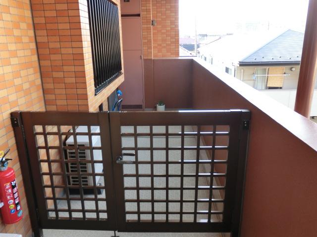 Entrance. Gate with entrance porch (6.30 sq m)