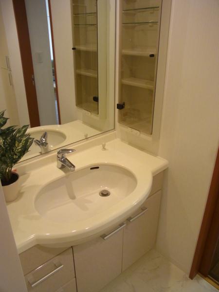 Wash basin, toilet. It is a large mirror is an easy-to-use
