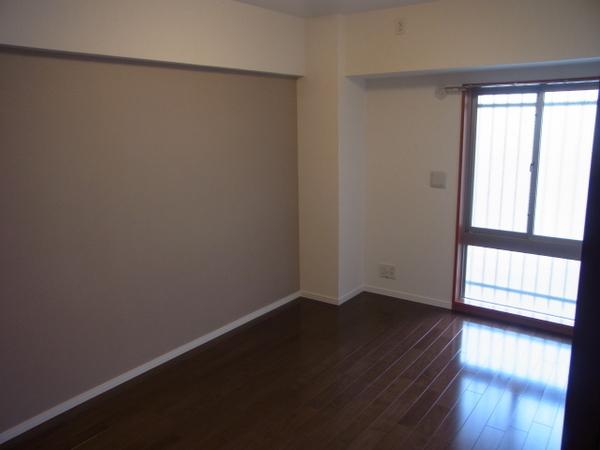 Non-living room. Clean flooring