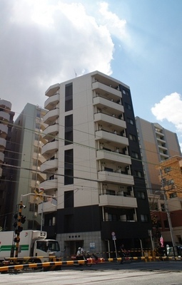 Building appearance. It is a towering apartment along Fuchu Road