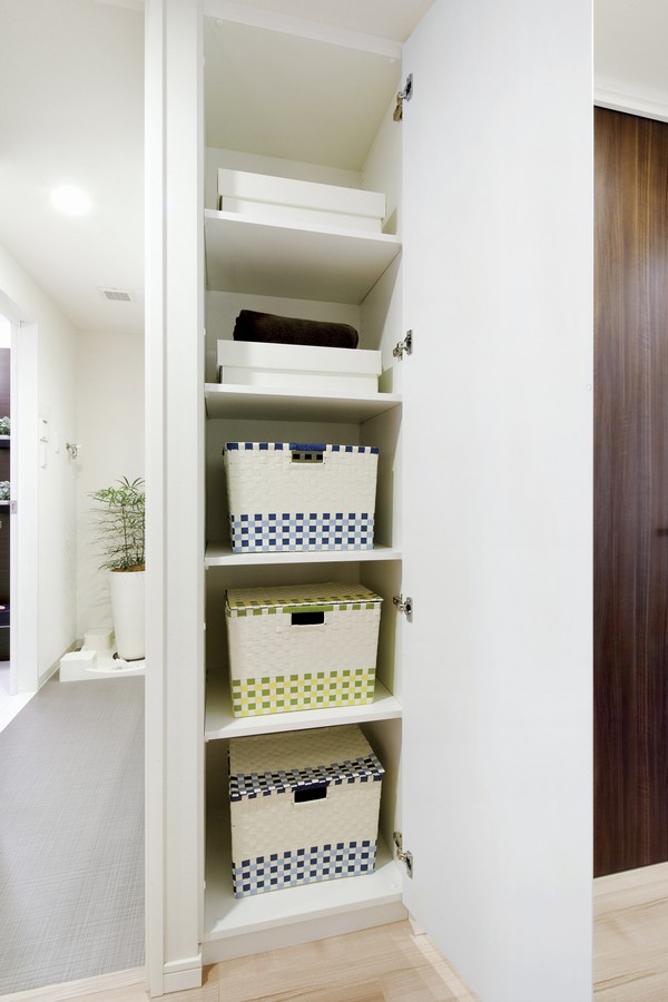 Corridor of the cupboard is also possible storage of vacuum cleaner so can adjust the height of the shelf