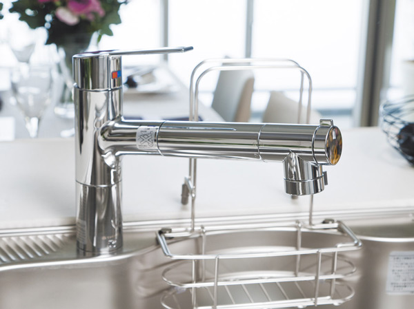 Kitchen.  [Water purifier integrated slim faucet] Installing a water purifier in the kitchen. Always delicious water was considered so available.  ※ Cartridge replacement will cost extra.