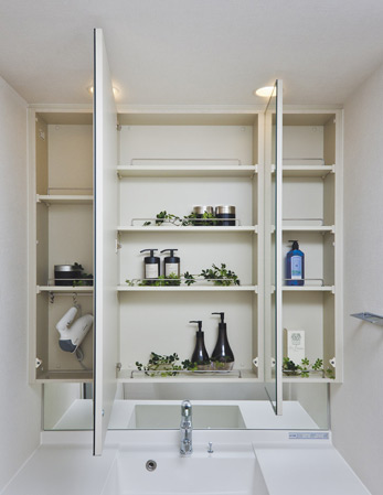 Bathing-wash room.  [Three-sided mirror ・ Kagamiura storage washbasin] Adopt easy to see three-sided mirror in the wide. It can be installed to organize clutter, such as skin care products the storage rack on the back side of the mirror. Also we have established a convenient hook to be multiplied by the dryer.