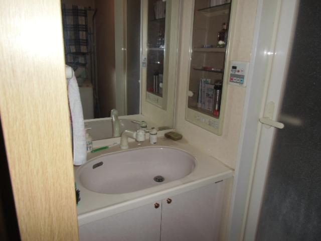 Wash basin, toilet. Indoor (April 2013) Shooting