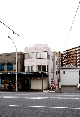 Building appearance. It is a bus stop in front of eyes ☆