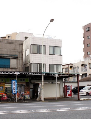 Building appearance. It is located on the corner of the shopping street.