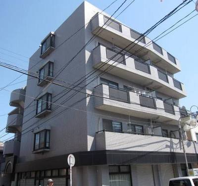 Building appearance. This apartment tiled located in the shopping district.