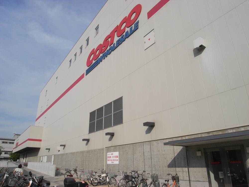 Supermarket. Costco Wholesale 300m to Kawasaki warehouse store