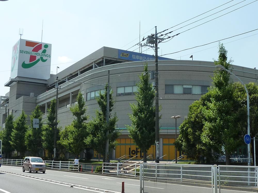 Shopping centre. Commercial facility Ito-Yokado