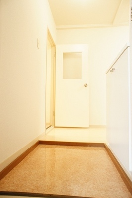 Entrance. It is the peace of mind of can not see the room from the front door