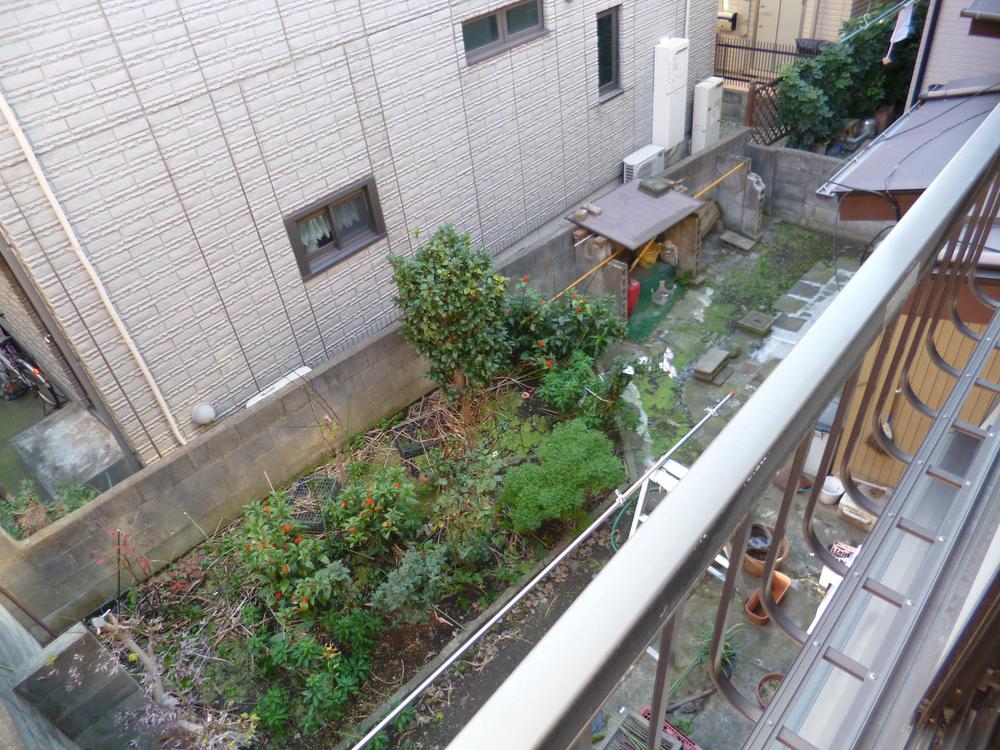 Garden. Garden view from the site (December 2013) captured the second floor Japanese-style room