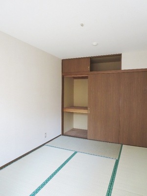 Receipt. Housed in a Japanese-style room. Upper closet (the upper side of the housing) are also available. 