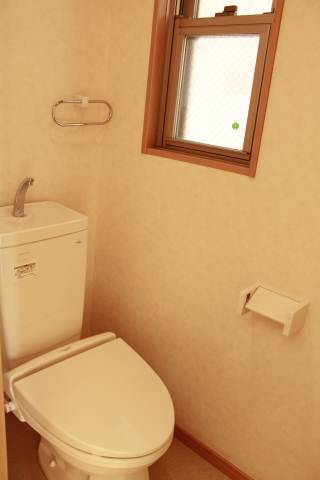 Toilet. Yes window