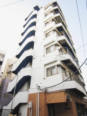 Building appearance. This apartment facing the main street.