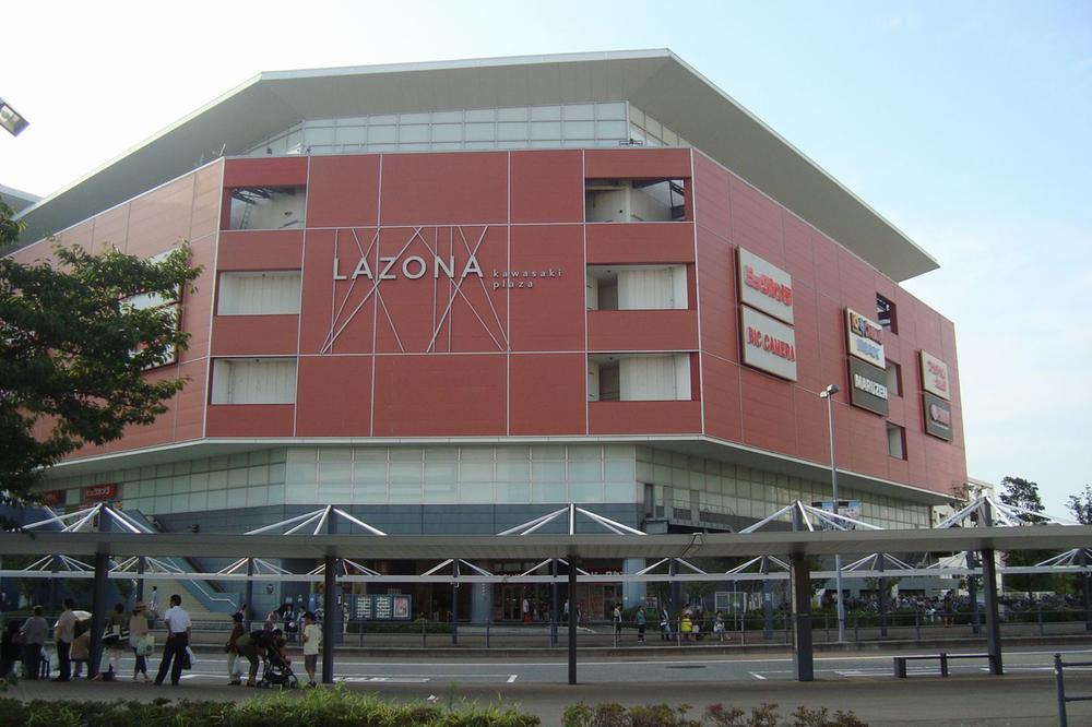 Shopping centre. Lazona to Kawasaki 930m specialty store, restaurant, 109 Cinemas and so many.