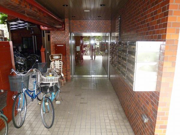 Entrance. 2013 October 7 shooting There is auto lock