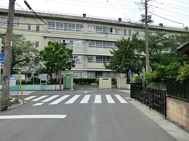 Junior high school. 580m to the Kawasaki Municipal Watarida junior high school