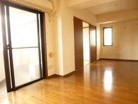 Living and room. Is LDK with large windows. 