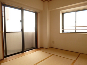 Living and room. Because the window is in the two-sided, It is bright. 