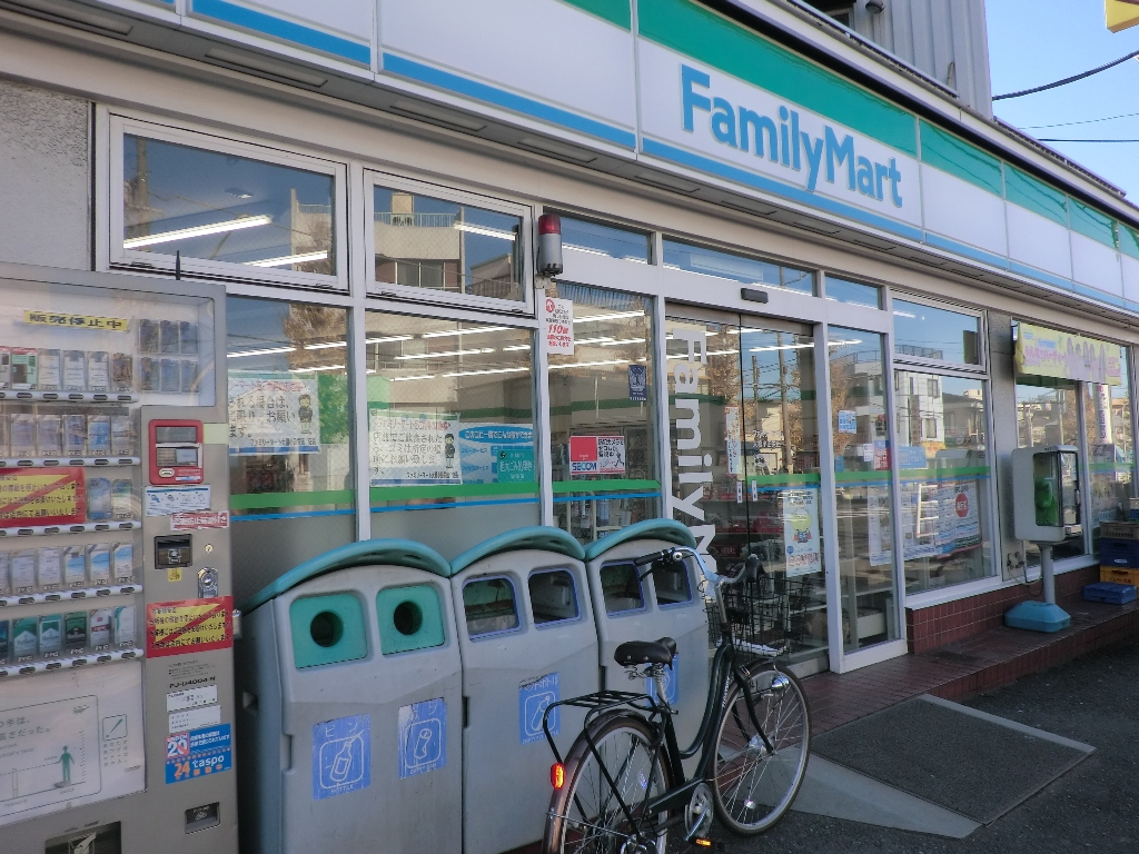 Convenience store. 45m to FamilyMart Kawasaki Watarida store (convenience store)