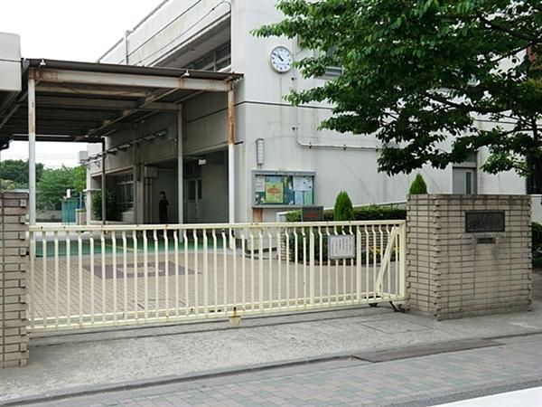 Junior high school. 377m to the Kawasaki Municipal Sakuramoto junior high school