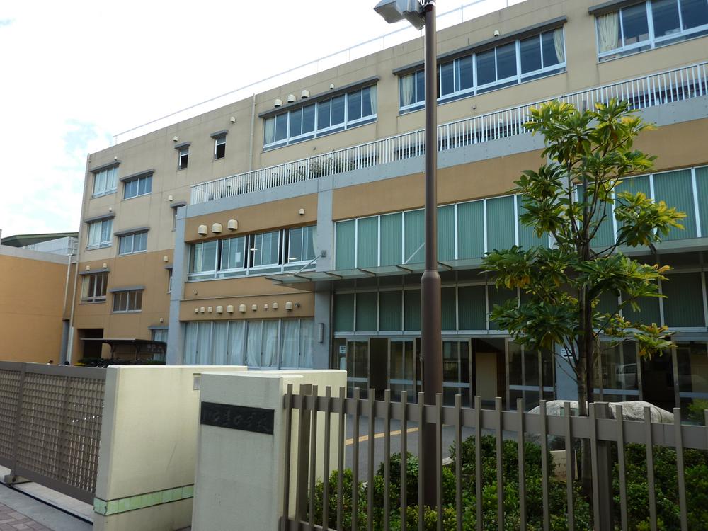 Junior high school. Kawanakajima is the location of a 9-minute walk (about 710m) to junior high school