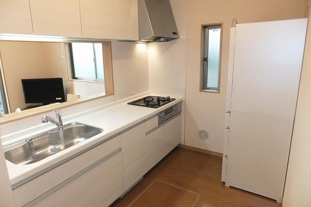 Kitchen. Simple and functional system kitchen (December 29, 2013) Shooting