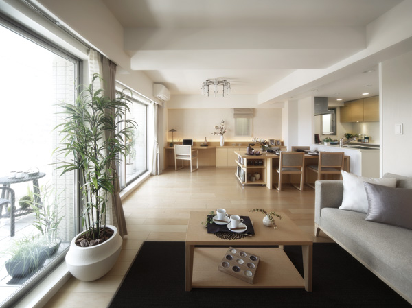 Room and equipment. Dining space from the living space, Until the kitchen and balcony, The main stage of the housing that spread to the relaxed open feeling. Family relax comfortably, Piled up when petting, It is the place to deepen ties. (living ・ dining / Model Room A3 type)