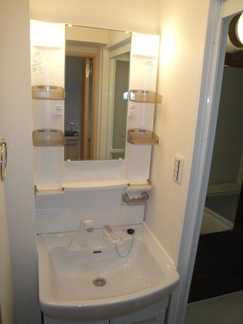 Wash basin, toilet. Indoor (September 2013) Shooting