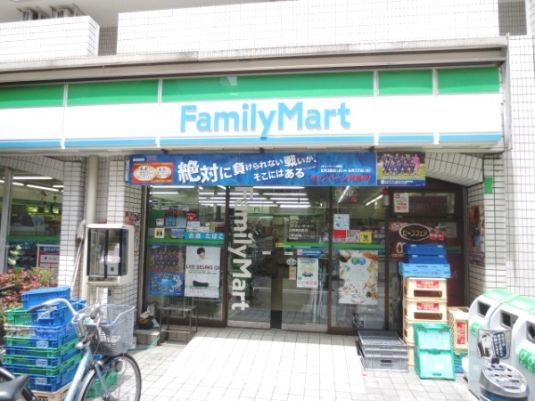 Convenience store. 1m to Family Mart (convenience store)