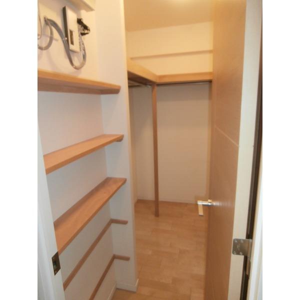 Receipt. Walk-through closet