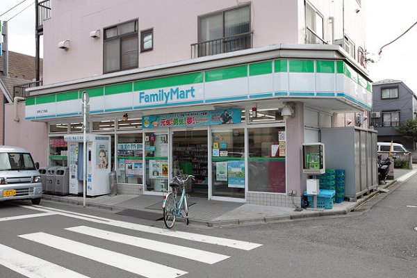 Convenience store. Family Mart (convenience store) up to 100m