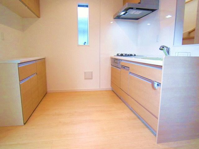 Kitchen. Indoor (10 May 2013) Shooting, Glass top three-neck is the stove of the kitchen.