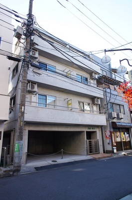 Building appearance. It is located in a corner of the small shopping district.