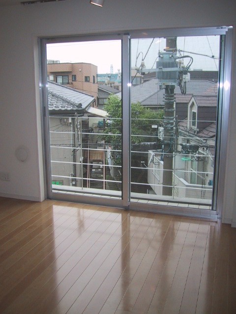 Living and room. Spacious 8.4 tatami