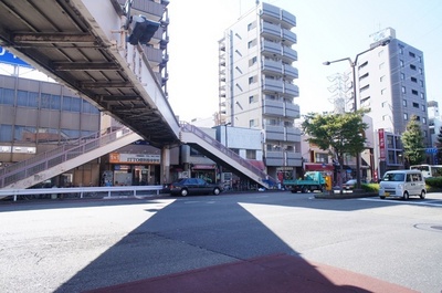 Building appearance. It is next to the property of the footbridge.