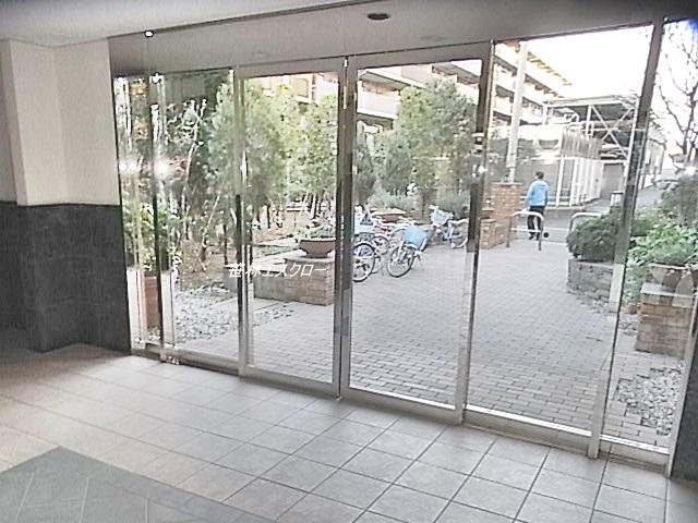 Entrance. Common areas