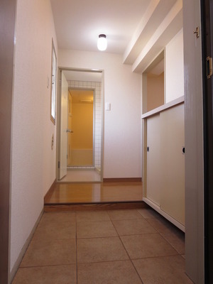 Entrance. It is a good bright entrance of ventilation with windows. 