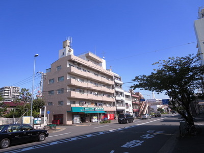 Building appearance. Condominium tiled. 