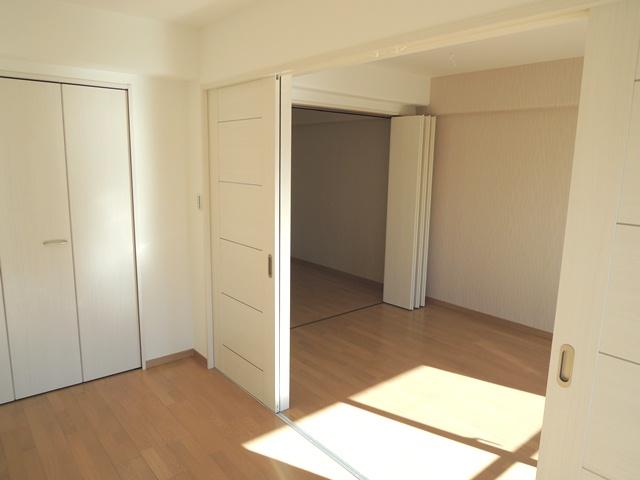 Non-living room. There is a degree of freedom by the partition door between the Western-style.