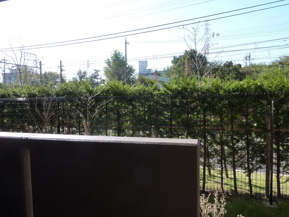 Garden. Is the view from the living room. Immediately because there is no building in front, Good is per yang.