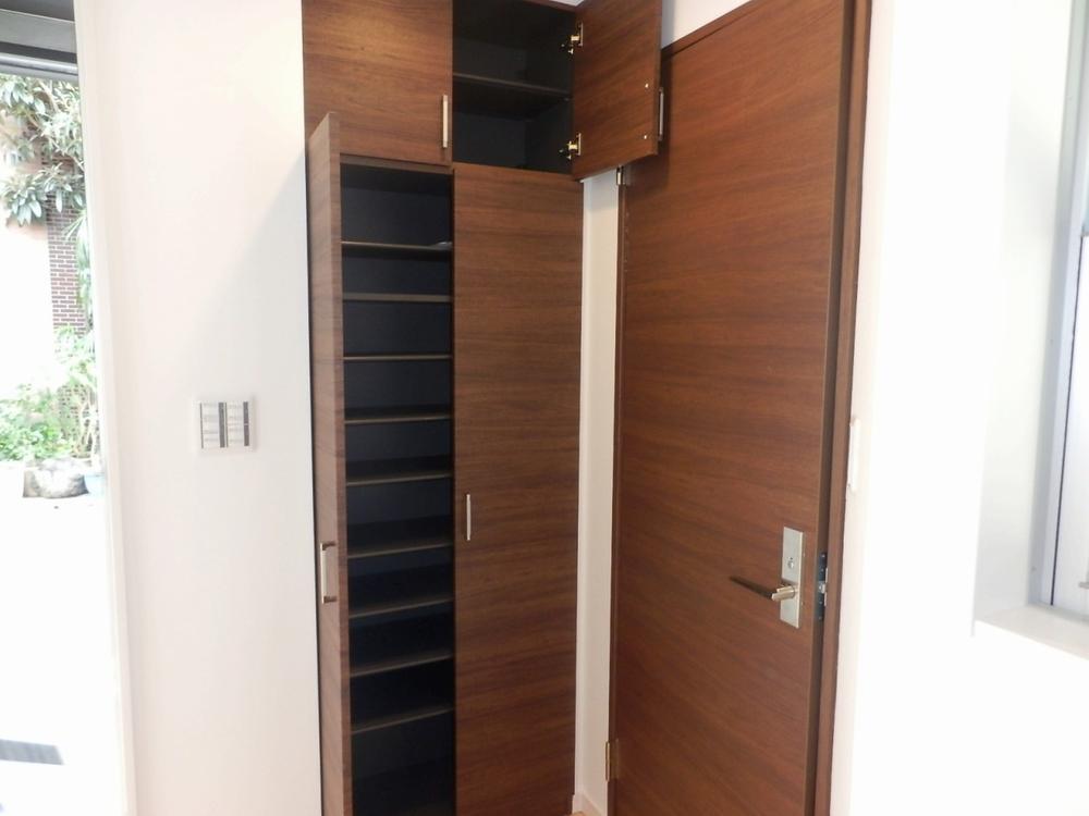 Entrance. Indoor (10 May 2013) Shooting It is the entrance of the housing!