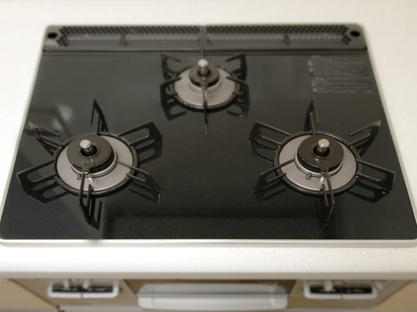 Kitchen.  [Pearl Crystal top three-necked stove] Strong firepower was also to possible energy saving ・ Eco-burner. Small simmer also easy degree of fire control function, Pan bottom temperature sensing is equipped with sensors.
