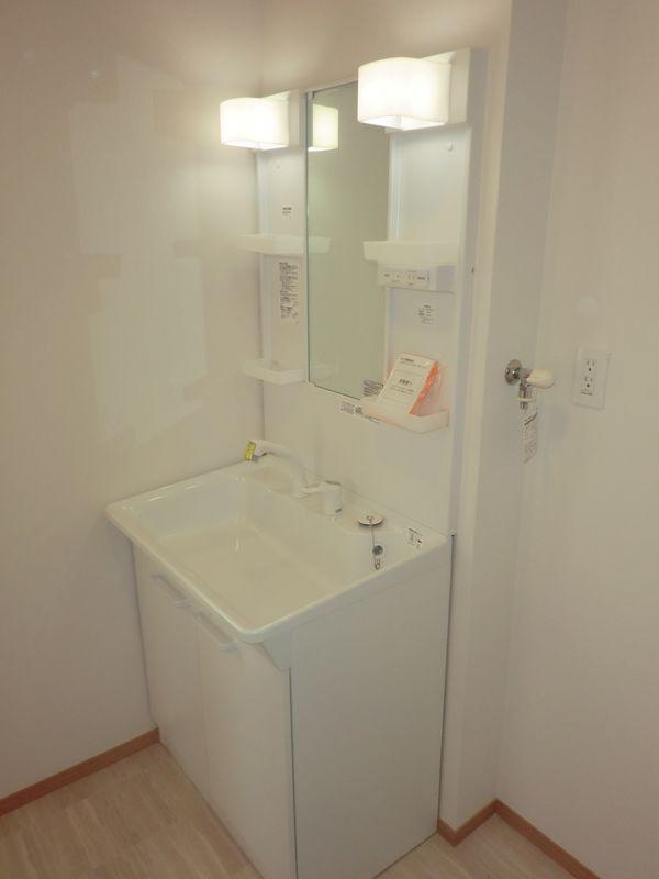 Wash basin, toilet. Basin -1