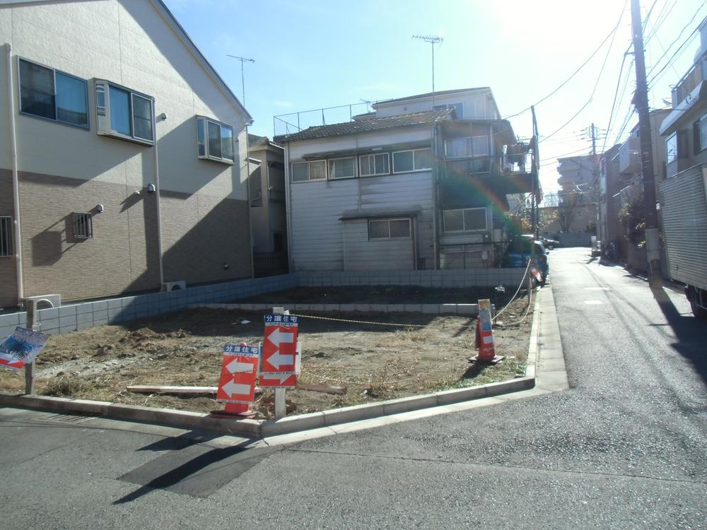 Local photos, including front road. Front road is a small public road of the street car!